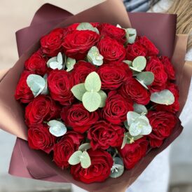 Букет з 25 червоних троянд та евкаліптом
