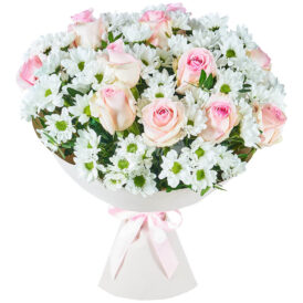 Букет з білими хризантемами і трояндами